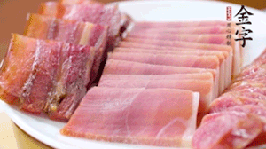 擺盤(pán)后鋪上老豆腐，淋點(diǎn)料酒，灑點(diǎn)白糖上鍋蒸20分鐘。
