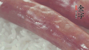 關(guān)上蓋子，煮到米飯露出時(shí)。