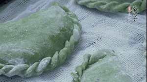 【制作】2.蒸架上墊浸濕的屜布，再放上清明果，大火蒸10~15分鐘，完成，出鍋啦！