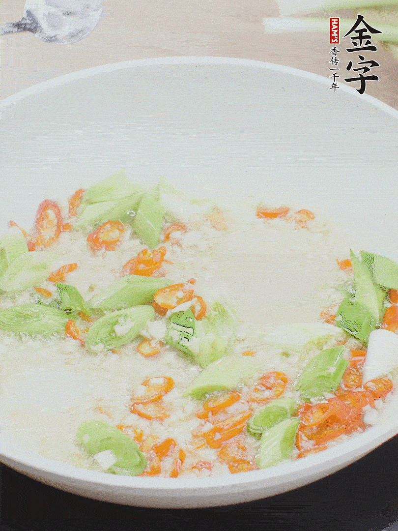 油5成熱時，下蒜末、辣椒、蒜白煸炒。