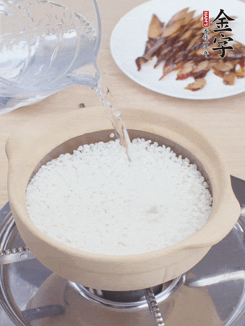 砂鍋涂抹植物油，放大米，開(kāi)水沒(méi)過(guò)米1.5cm左右，蓋蓋中火煮7分鐘。