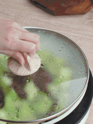 西葫蘆略出水時(shí)，加一小撮鹽調(diào)味。