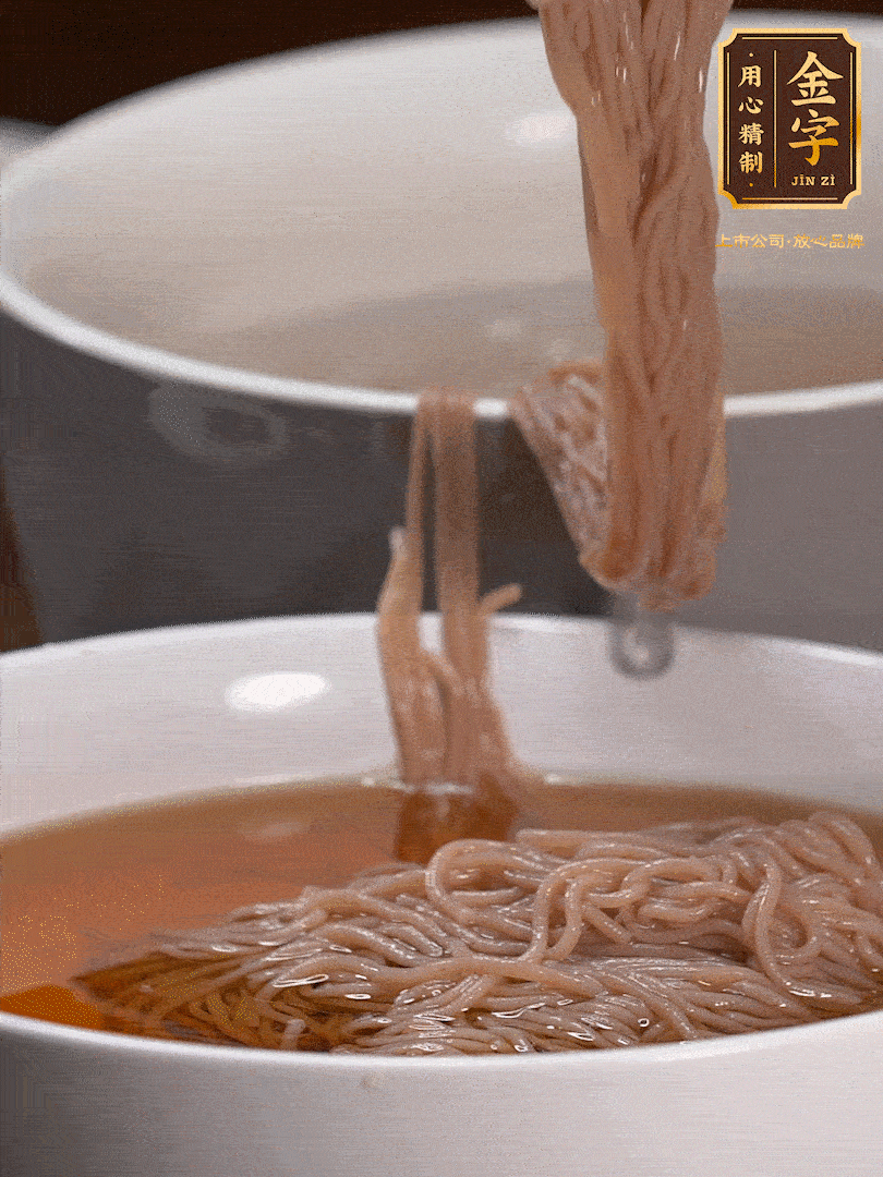 蘋果醋，一點(diǎn)鹽、糖、醬油，兌入涼白開水調(diào)成簡易冷面湯，放水箱冷藏
