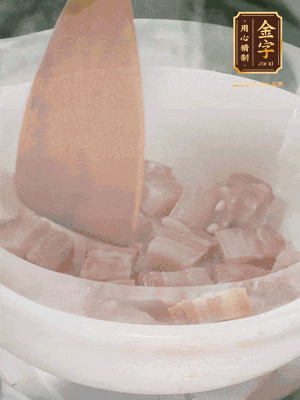 砂鍋內(nèi)咸肉微微煸出香味，再倒入開水。放排骨滾開后轉(zhuǎn)中小火篤30分鐘。（水盡量一次加足，以免中途加水沖淡鮮味。這一步是湯底濃白的關(guān)鍵）