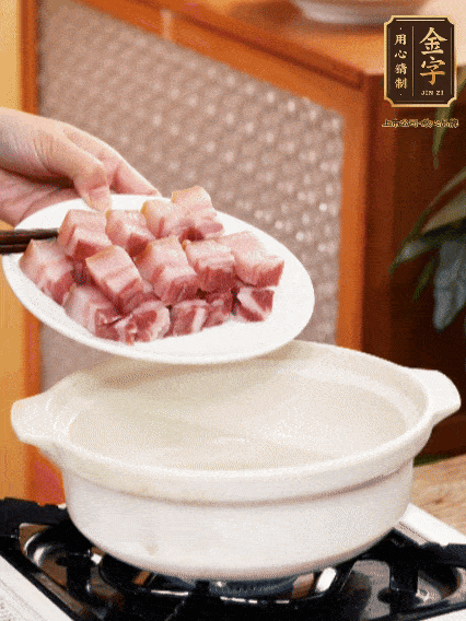 鍋內(nèi)倒油，下咸肉微微煸炒，再放排骨炒一下